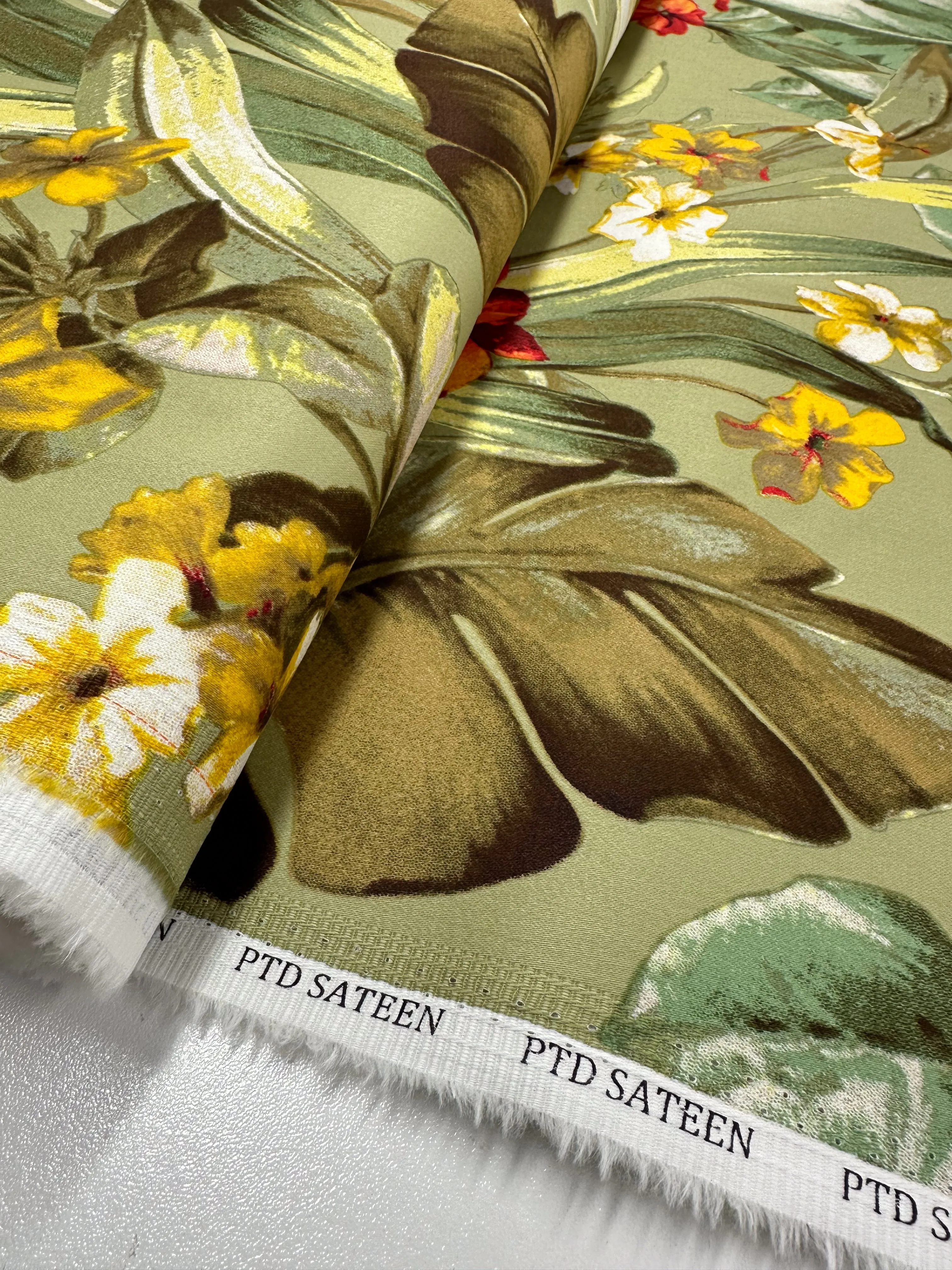 Cotton Sateen - Tropics - 124cm