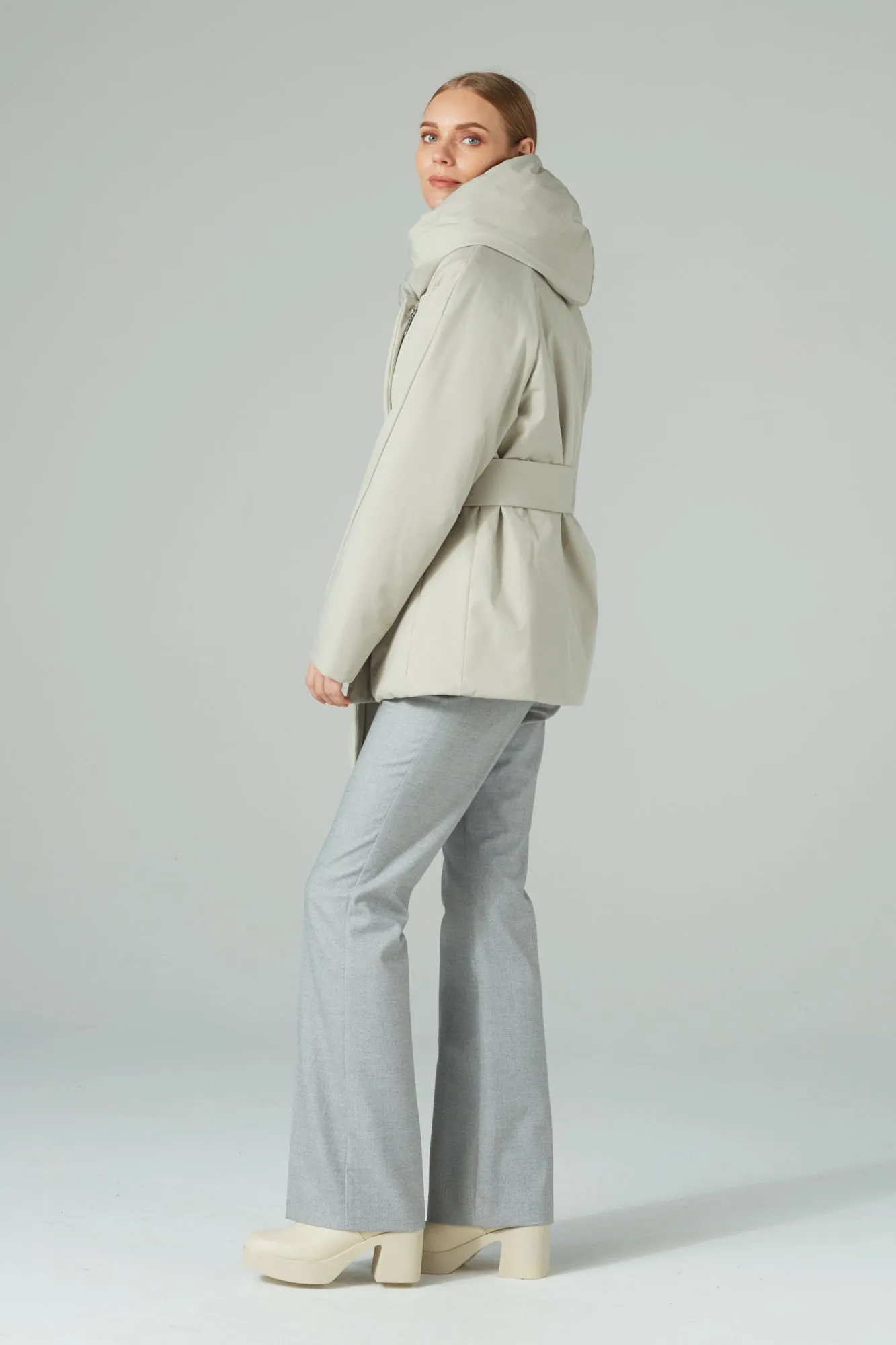 SHORT AND BELTED PUFFER JACKET WITH CAMEL WOOL LIGHT STONE