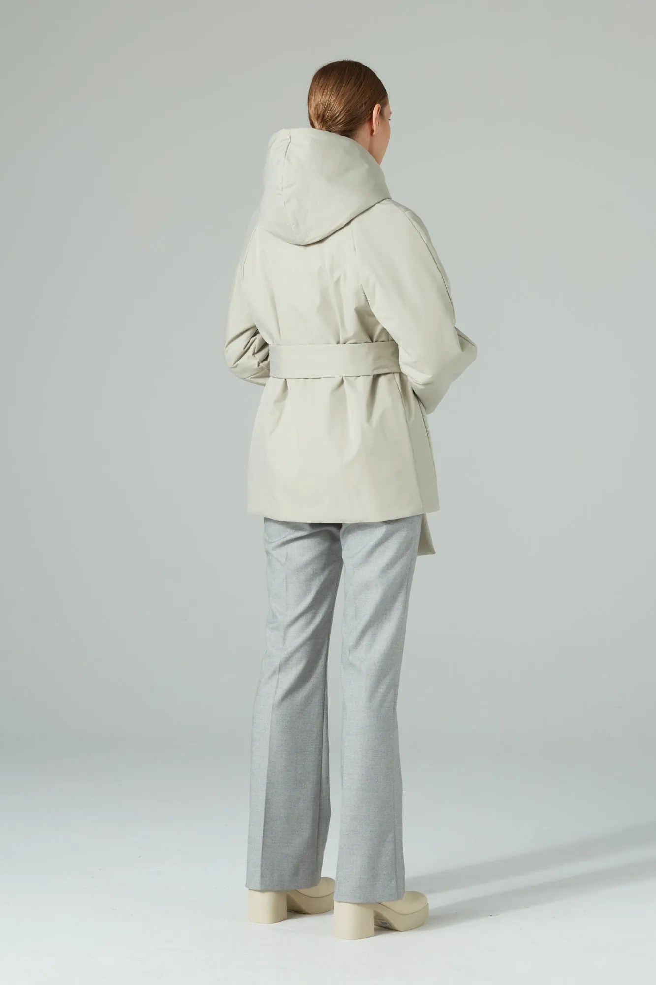 SHORT AND BELTED PUFFER JACKET WITH CAMEL WOOL LIGHT STONE