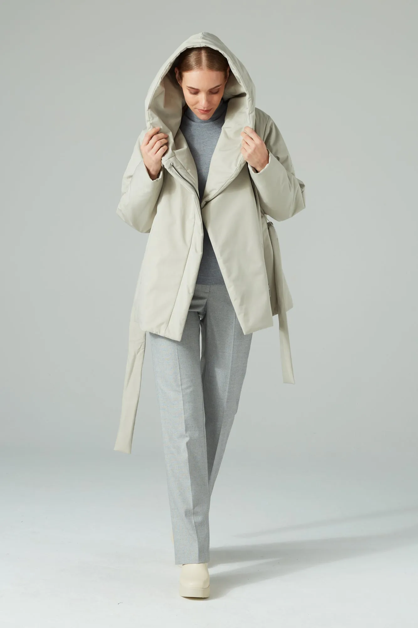 SHORT AND BELTED PUFFER JACKET WITH CAMEL WOOL LIGHT STONE