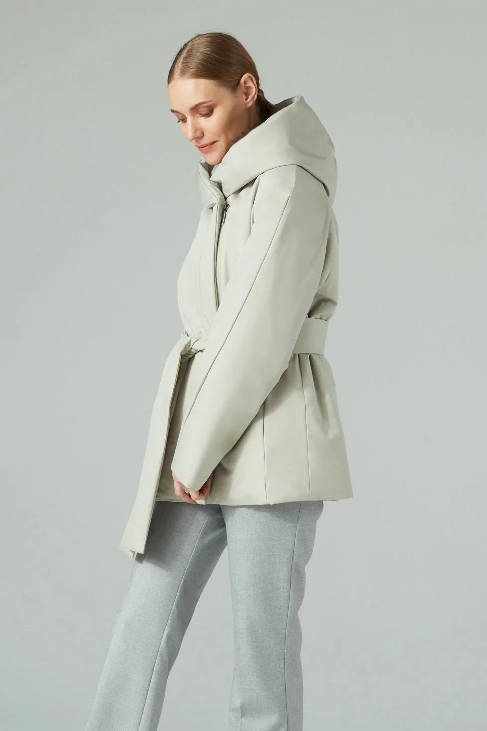 SHORT AND BELTED PUFFER JACKET WITH CAMEL WOOL LIGHT STONE